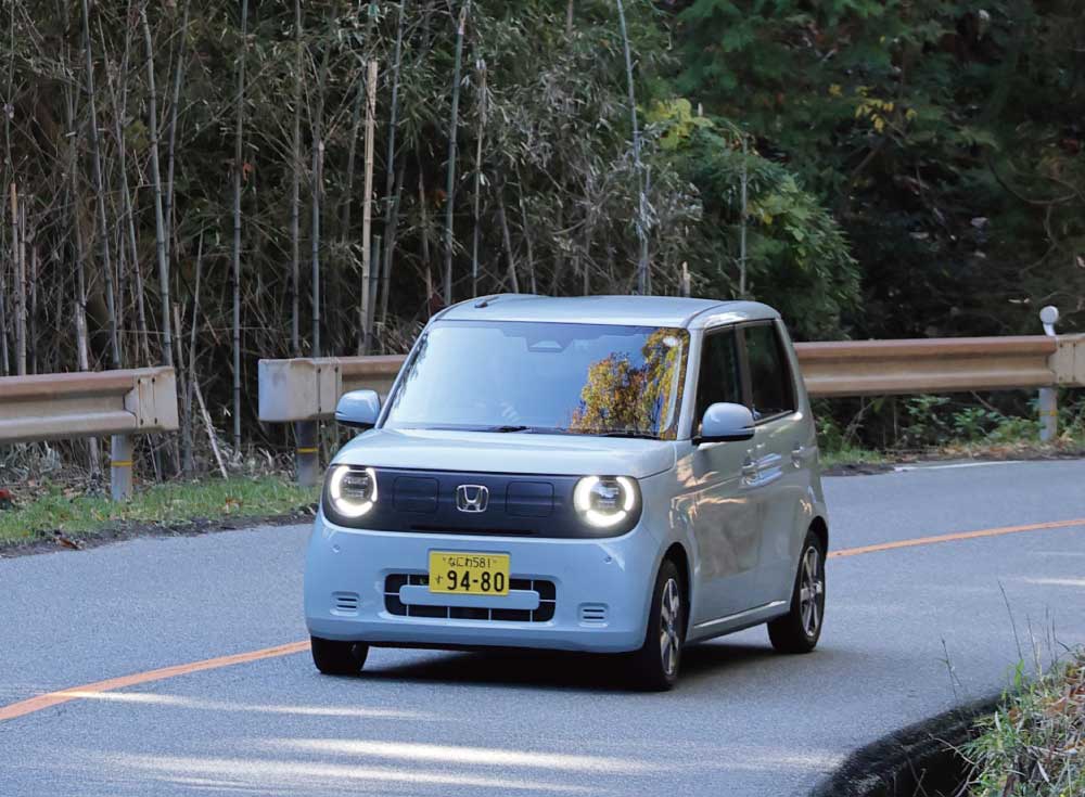 山道を走るN-ONE e: