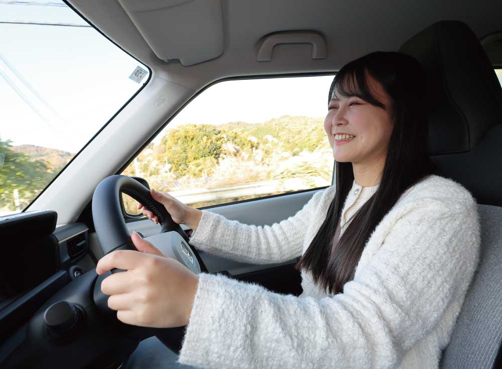 N-ONEe:を運転する女性