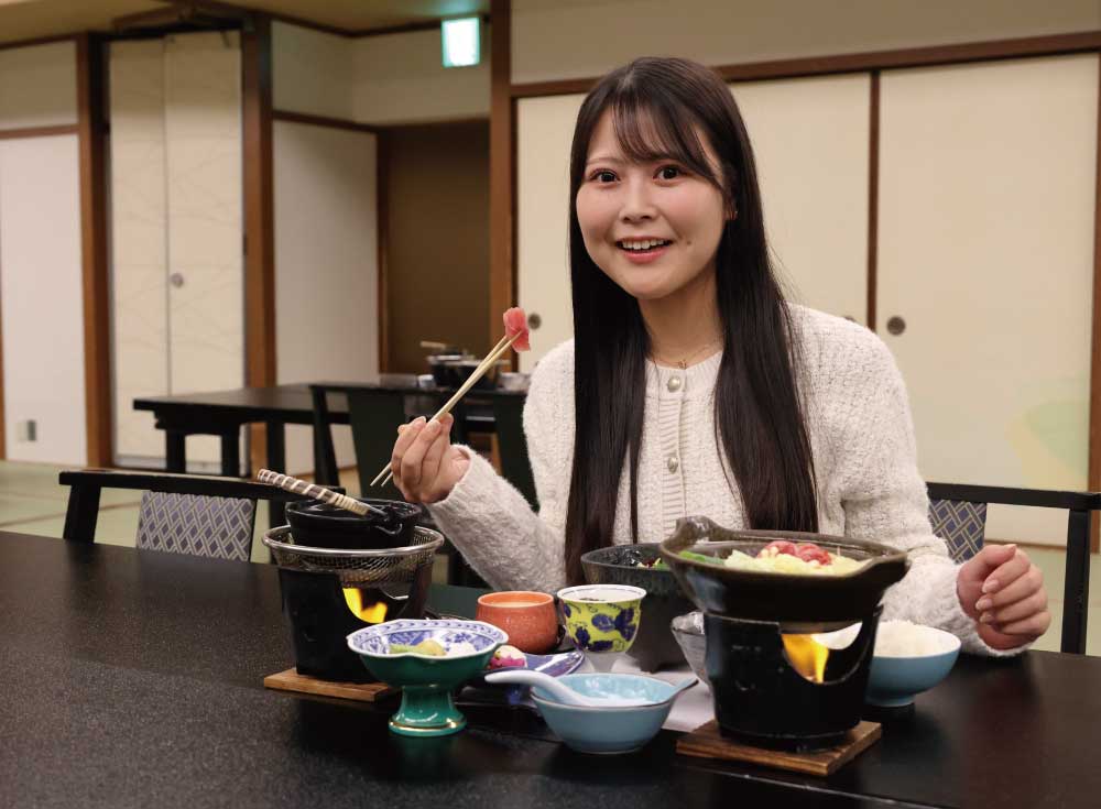「いろは」を食べる女性
