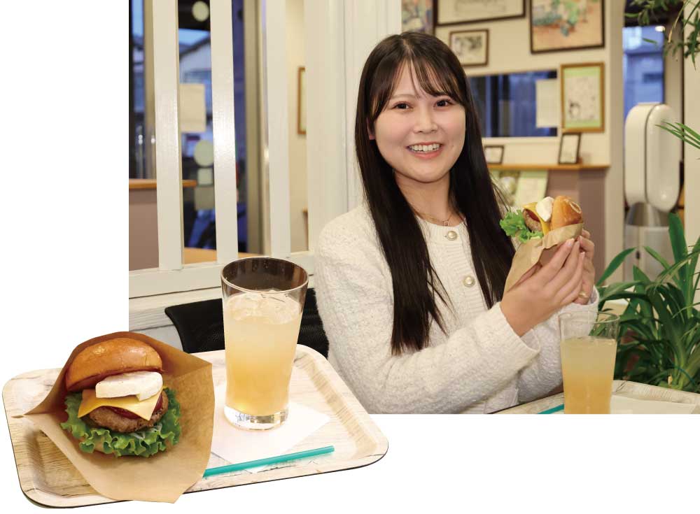 ビーフ１００％Ｗチーズバーガーを食べる女性